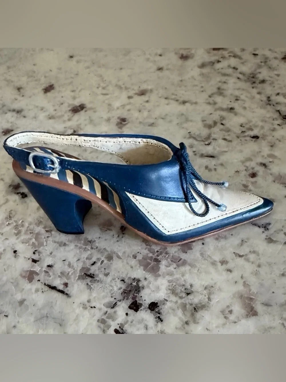 NIB Just The Right Shoe Raine Beau Tie Miniature Shoe 25365 Vintage 2002 Willits